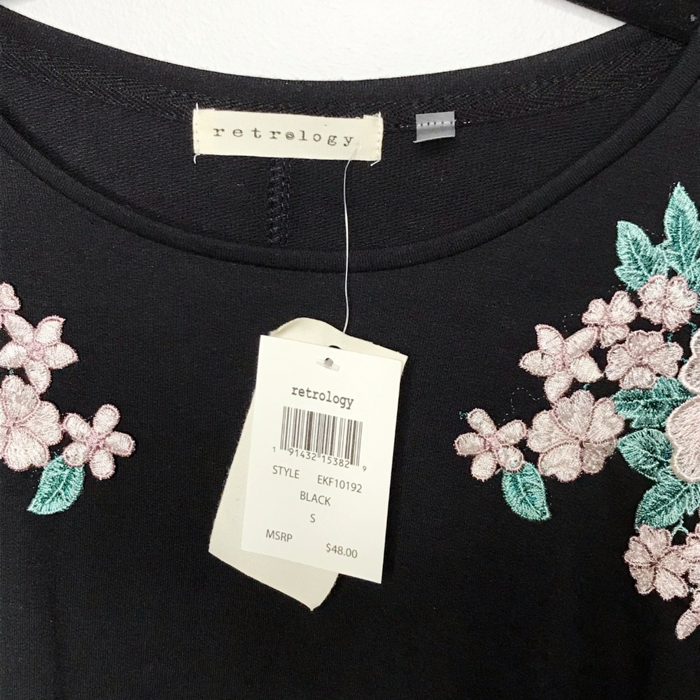 Cold Shoulder Floral Appliqué Top - Picture 4 of 5
